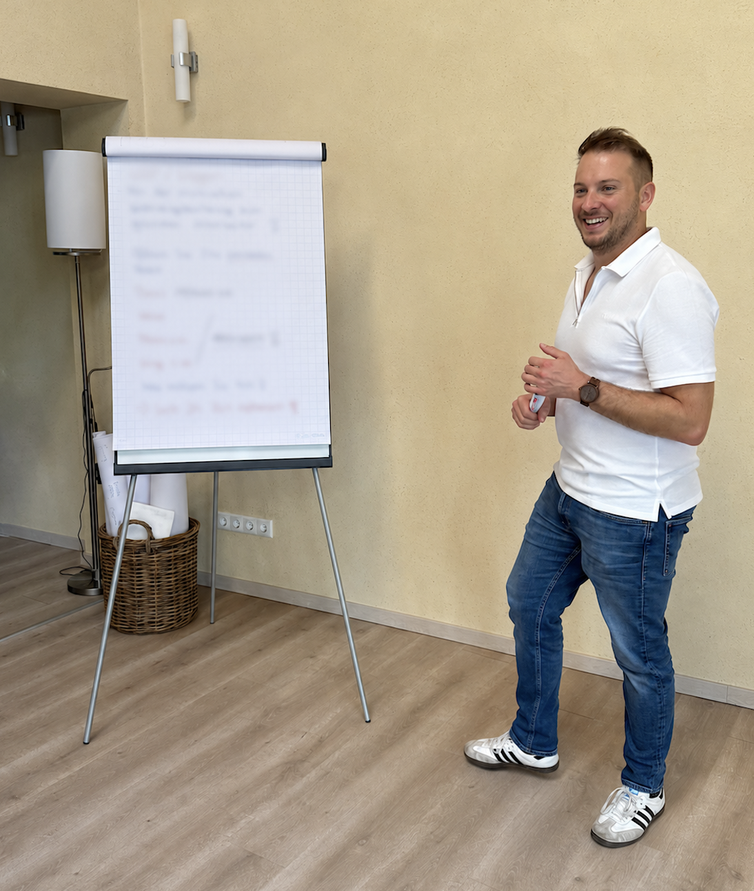 Niklas Hanf vor dem Flipchart, auf dem das gemeinsame Projekt festgehalten wurde